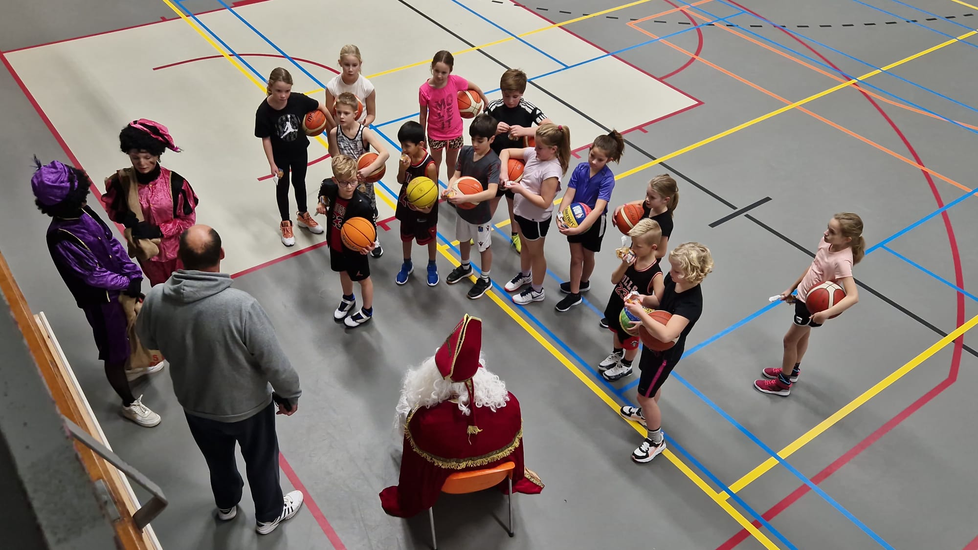 Sinterklaas bezoekt U10-training